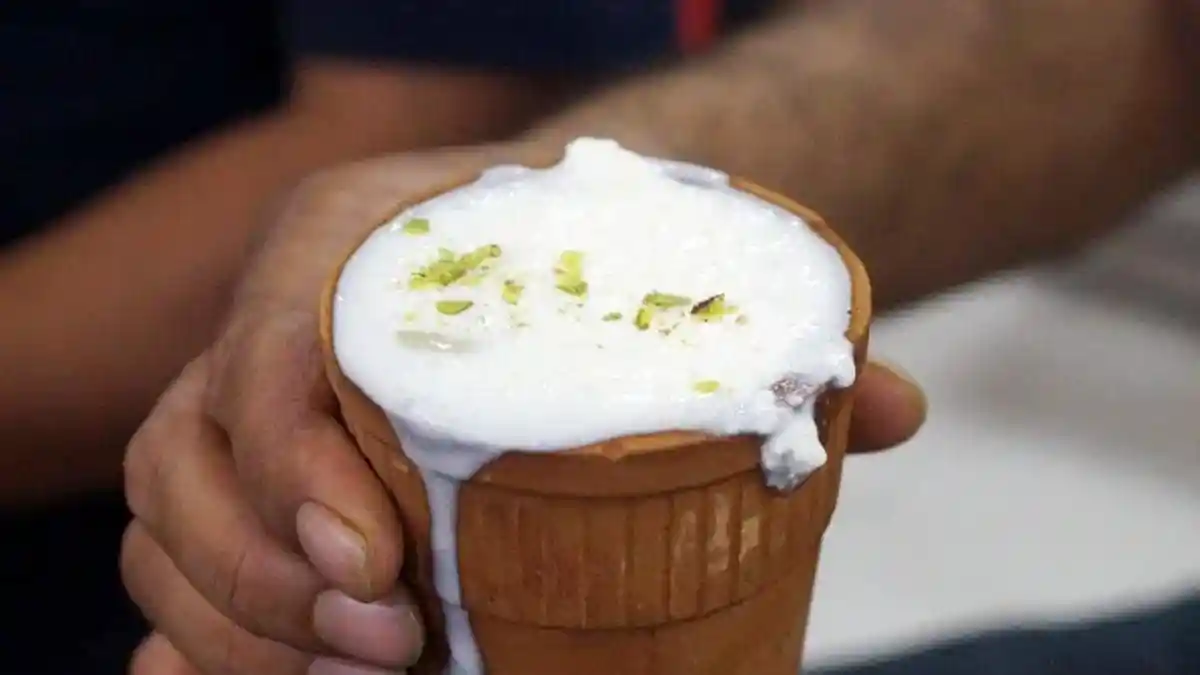 गर्मी में लीजिए पंजाबी स्टाइल लस्सी का मजा